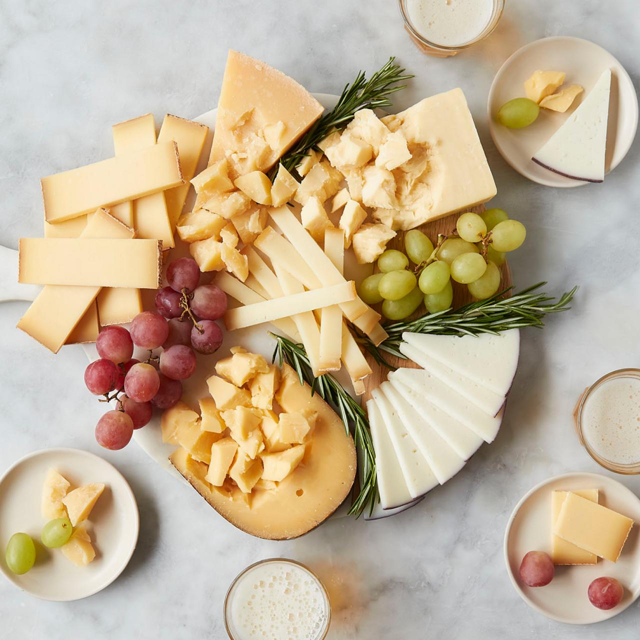 https://food.fnr.sndimg.com/content/dam/images/food/products/2023/10/31/rx_murrays_cheeses-of-the-world-sampler.jpeg.rend.hgtvcom.1280.1280.suffix/1698783648089.jpeg