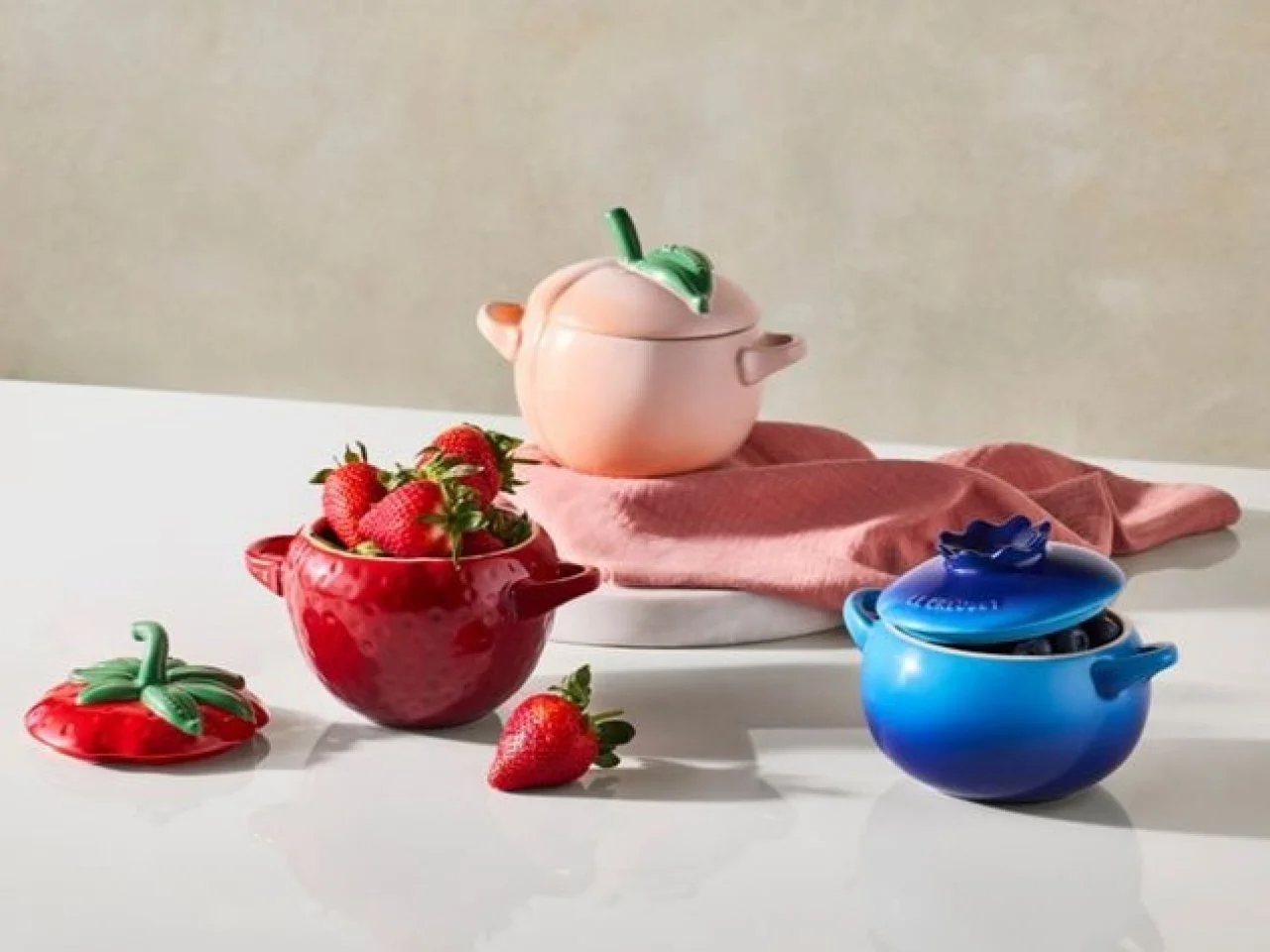 ルクルーゼ　ココット　ストロベリー Strawberry Mini Cocotte | Le Creuset®