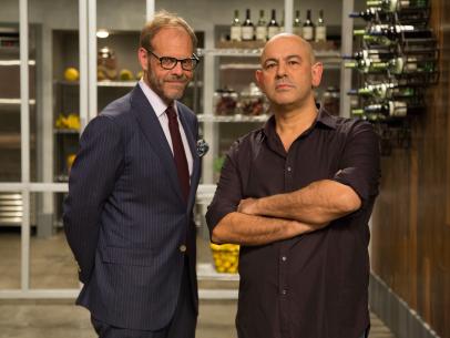 https://food.fnr.sndimg.com/content/dam/images/food/secured/fullset/2014/10/8/0/KT0510_Alton-Brown-Simon-Majumdar-02_s4x3.jpg.rend.hgtvcom.406.305.suffix/1412784218874.jpeg