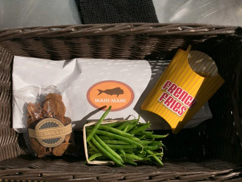 The entree round mystery basket ingredients for the teens are: mahi-mahi, cookie chips, green beans and french fries, as seen on Food Network's Chopped, Season 21.