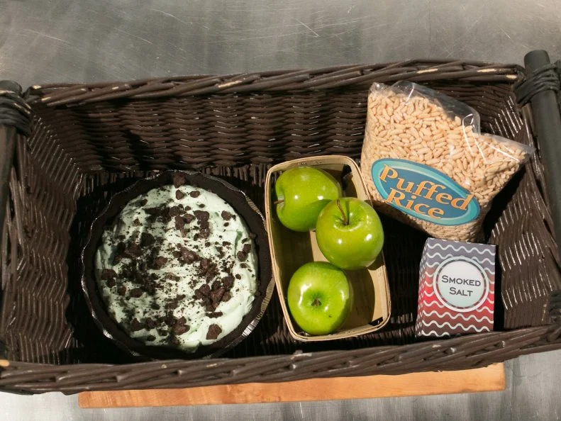 The dessert round mystery basket ingredients are: grasshopper pie, puffed rice, granny smith apples and smoked salt, as seen on Food Network's Chopped, Season 21.