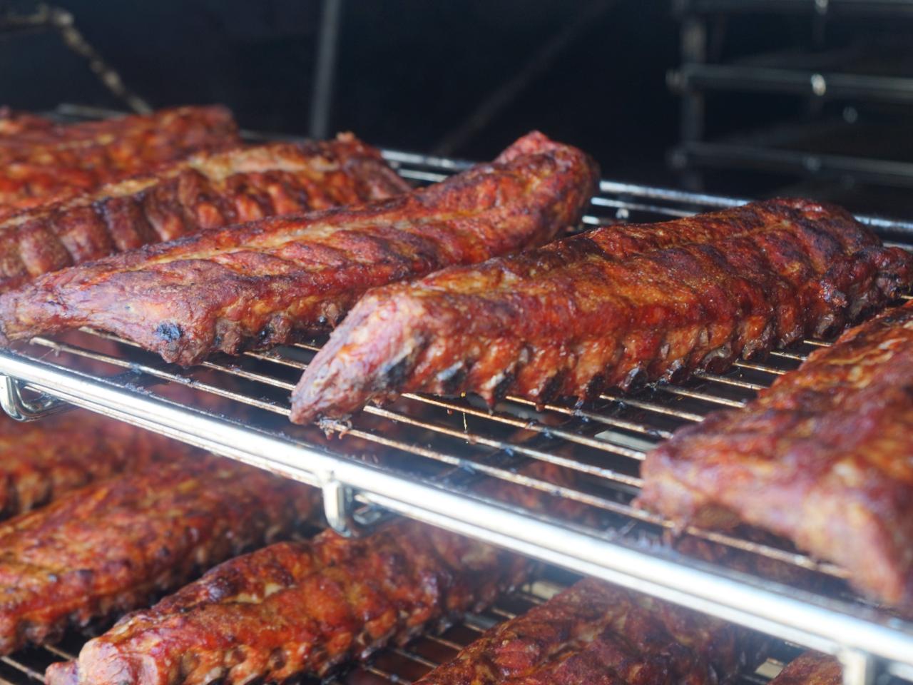 Al 'Bubba' Baker, former Cleveland Brown, makes barbecue at Avon restaurant  