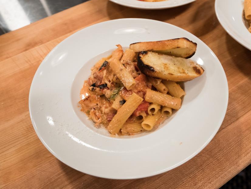 Contestants Addie Gundy and Matthew Grunwald's dish, Creamy Rigatoni with Roasted Pepper and Grilled Chicken, for the Mentor Challenge Shopping and Cooking on a Budget / Instagram, as seen on Food Network Star, Season 13.