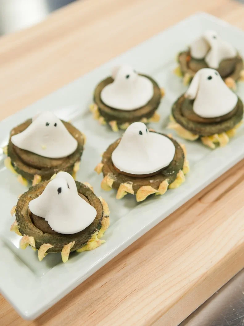 Cliff Butler's GHOST themed sugar cookie filled with black and white licorice, as seen on Halloween Baking Championship, Season 3.