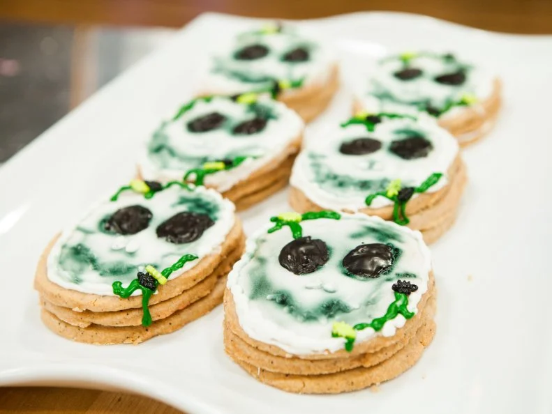 Jasmin Bell's SKULL themed Aztec espresso cookie filled with chocolate coated candy and spider candies, as seen on Halloween Baking Championship, Season 3.