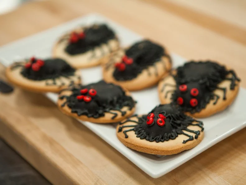 Dina Melendez-Bonnet's dish SPIDER WEB lemon lime sugar cookie filled with bone candy and black licorice, as seen on Halloween Baking Championship, Season 3.