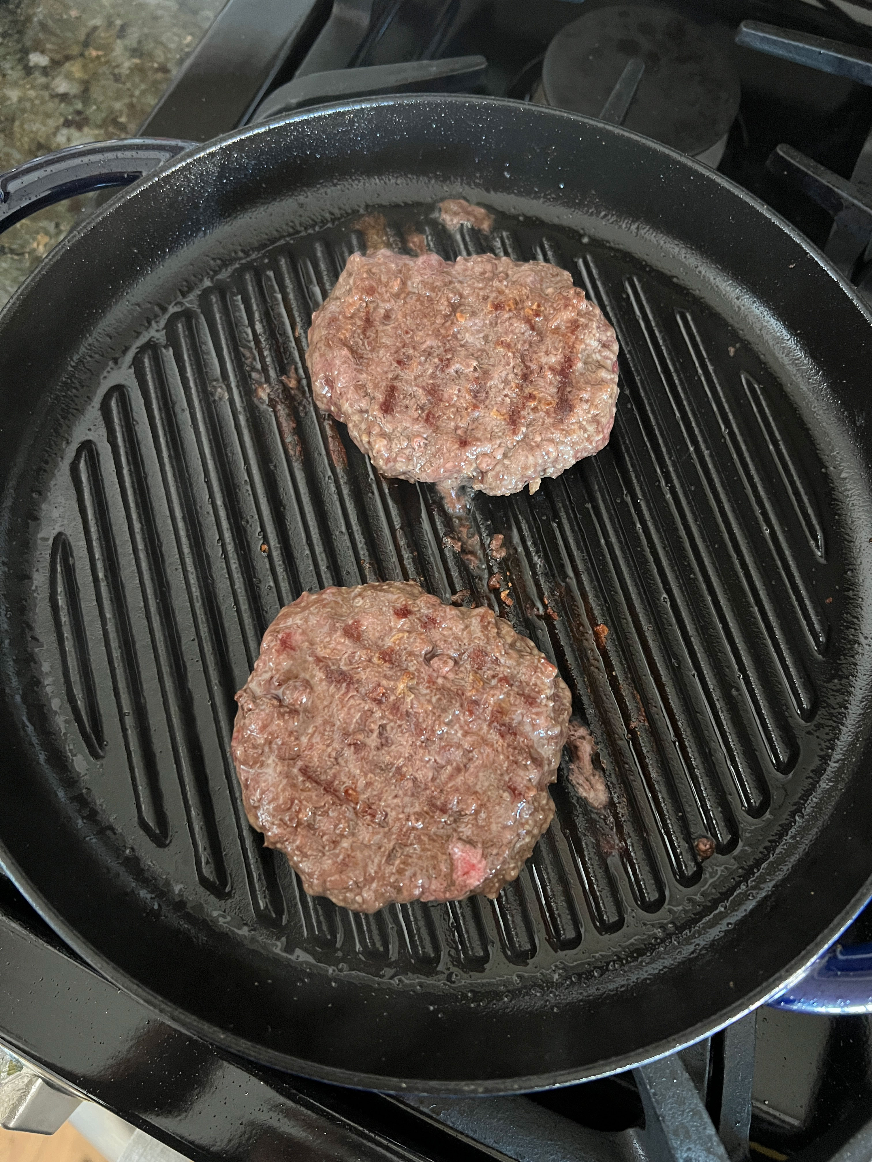 https://food.fnr.sndimg.com/content/dam/images/food/unsized/2021/10/fn_grill-pan-test-burgers_unsized.jpg