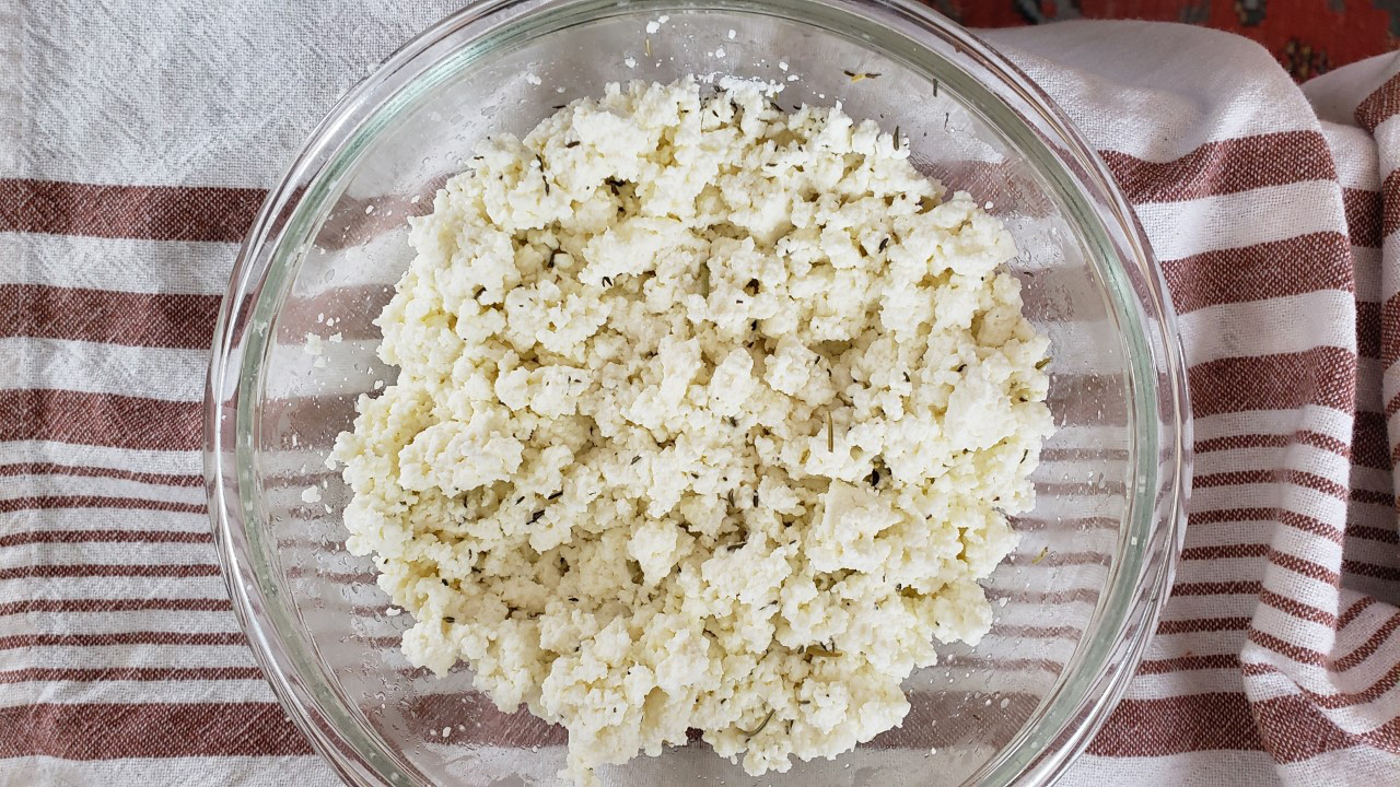 https://food.fnr.sndimg.com/content/dam/images/food/unsized/2022/06/fn_cheesemaking-test-ricotta_unsized.jpg