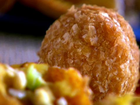 Chicken-Stuf't Potato Puffs: Rellenos de Papa con Pollo