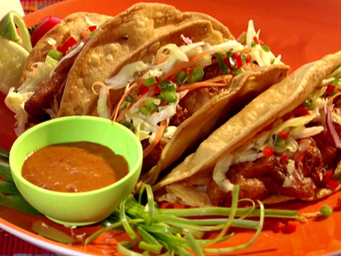 Throwdown's Fish Tacos Recipe | Bobby Flay | Food Network