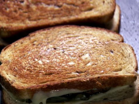 The Pioneer Woman Makes Old-Fashioned Patty Melts
