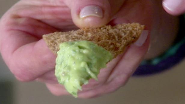 Avocado Hummus with Crispy Pita Chips_image