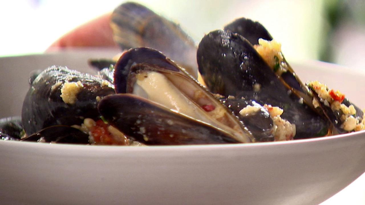 Mussels With Basil Breadcrumbs