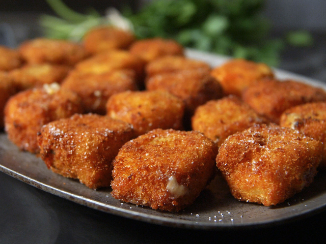 how to make fried mac and cheese wedges