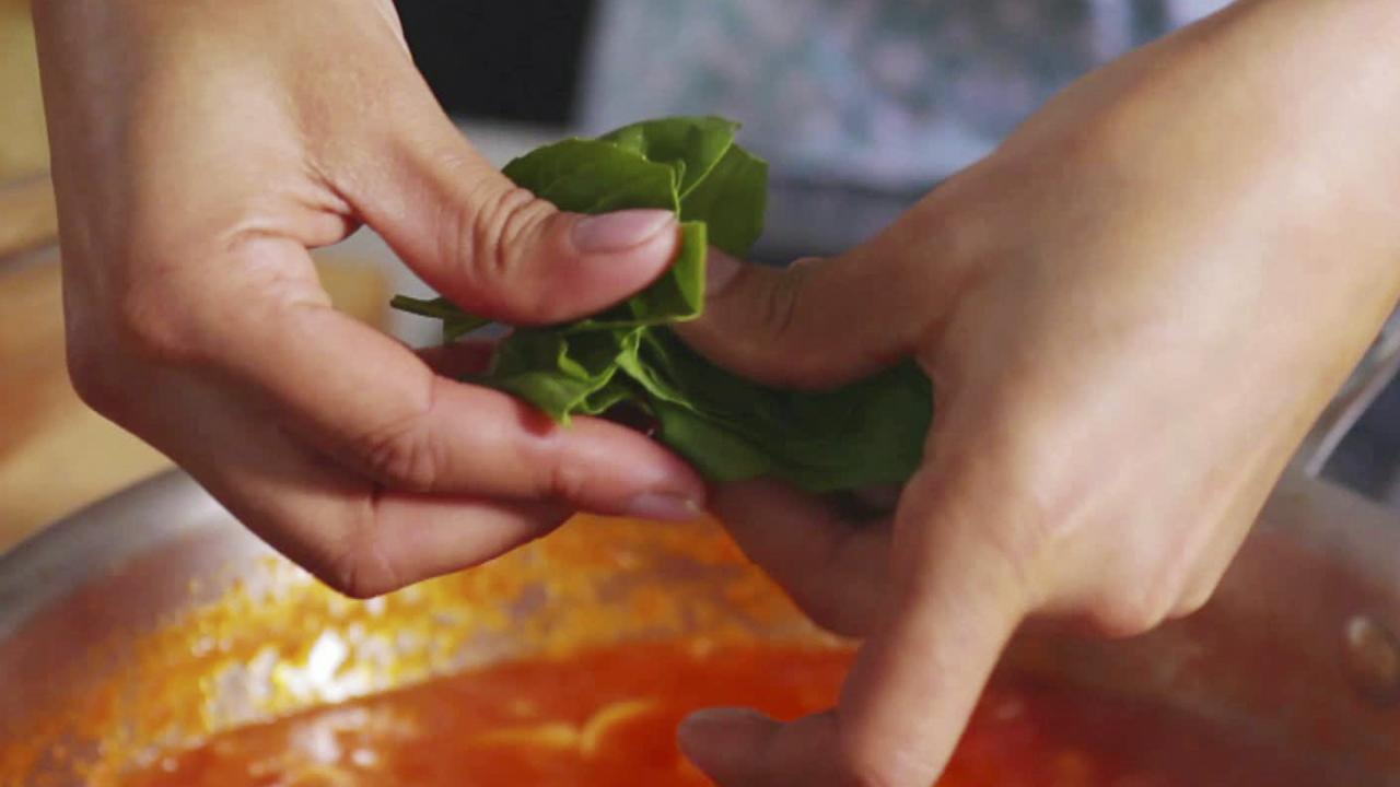 How to Make Basic Tomato Sauce