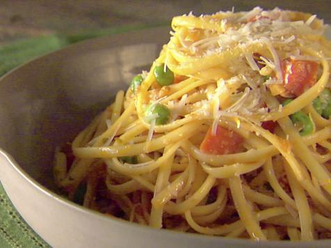 Pasta With Tomato and Peas