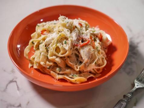 Fettuccine with Crab and Onion