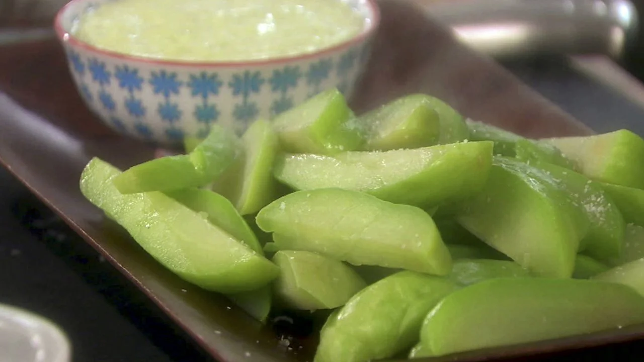 Mexican Squash With Yogurt Dip