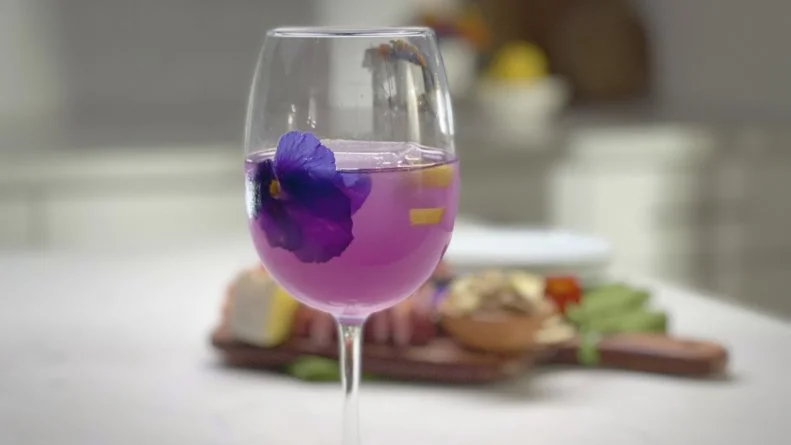 Magic Color-Changing Spritz - Cocktail IN GLASS