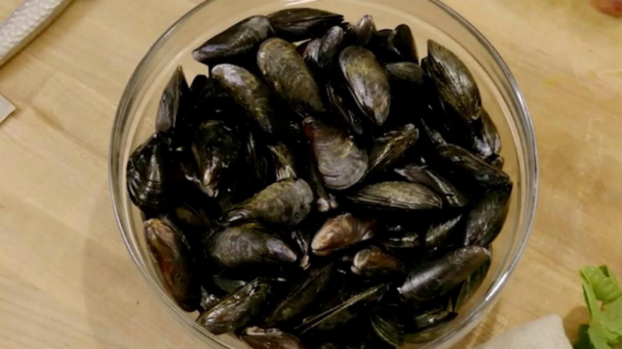 Rachael Ray's Mussel Tips