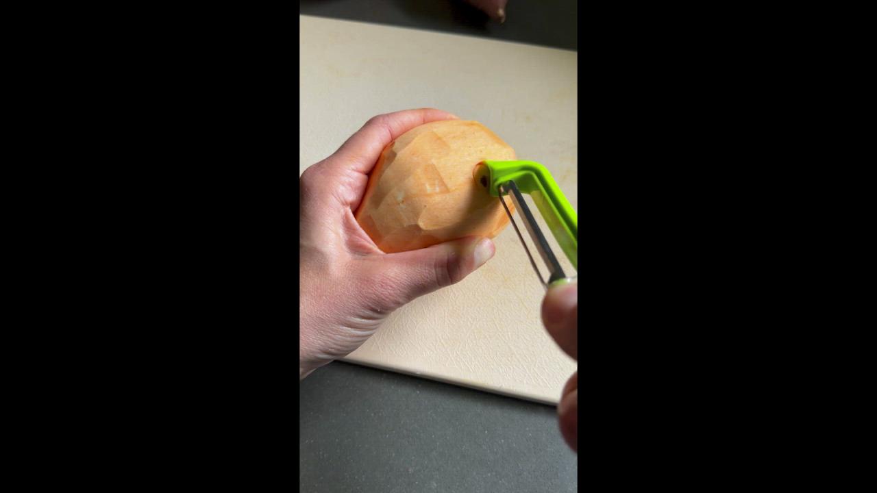 Self-Sharpening Veggie Peeler