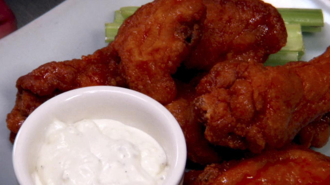 Guy Tries Cider Wings in Tampa