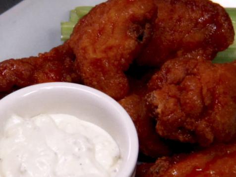 Guy Tries Cider Wings in Tampa