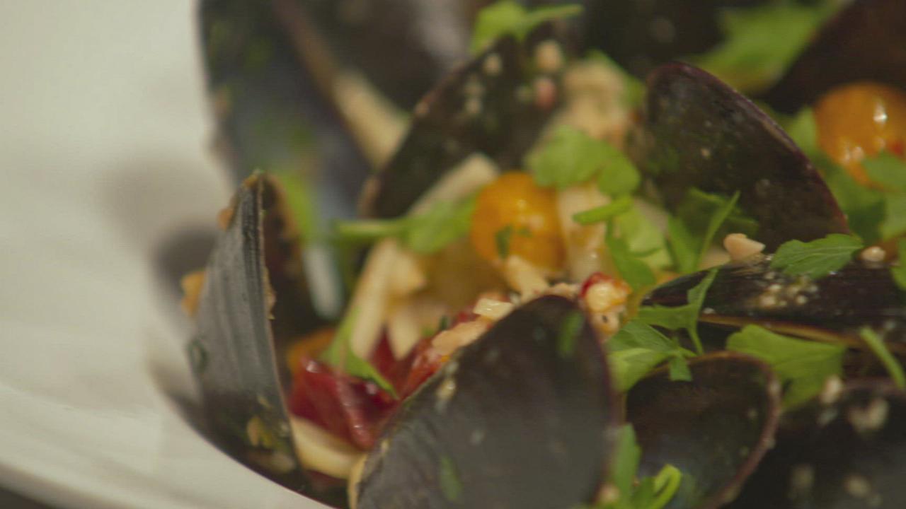 Brooke's Pasta with Steamed Mussels
