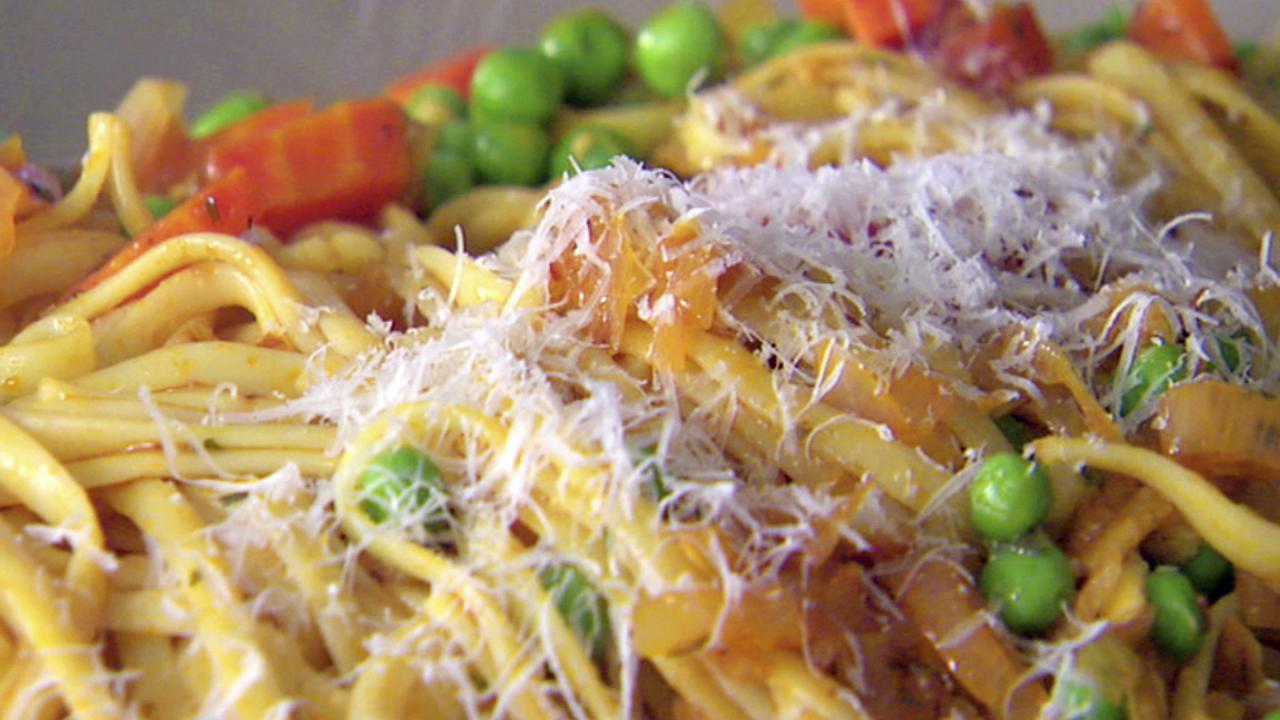 Pasta With Tomato and Peas
