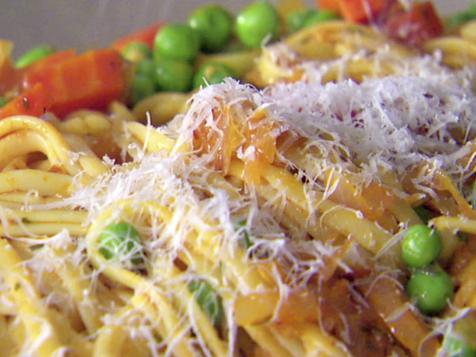 Pasta With Tomato and Peas