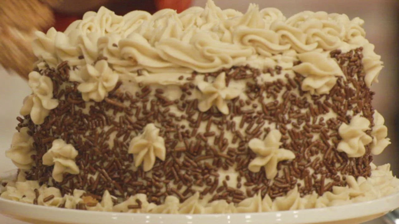 Vanilla and Chocolate Cakes