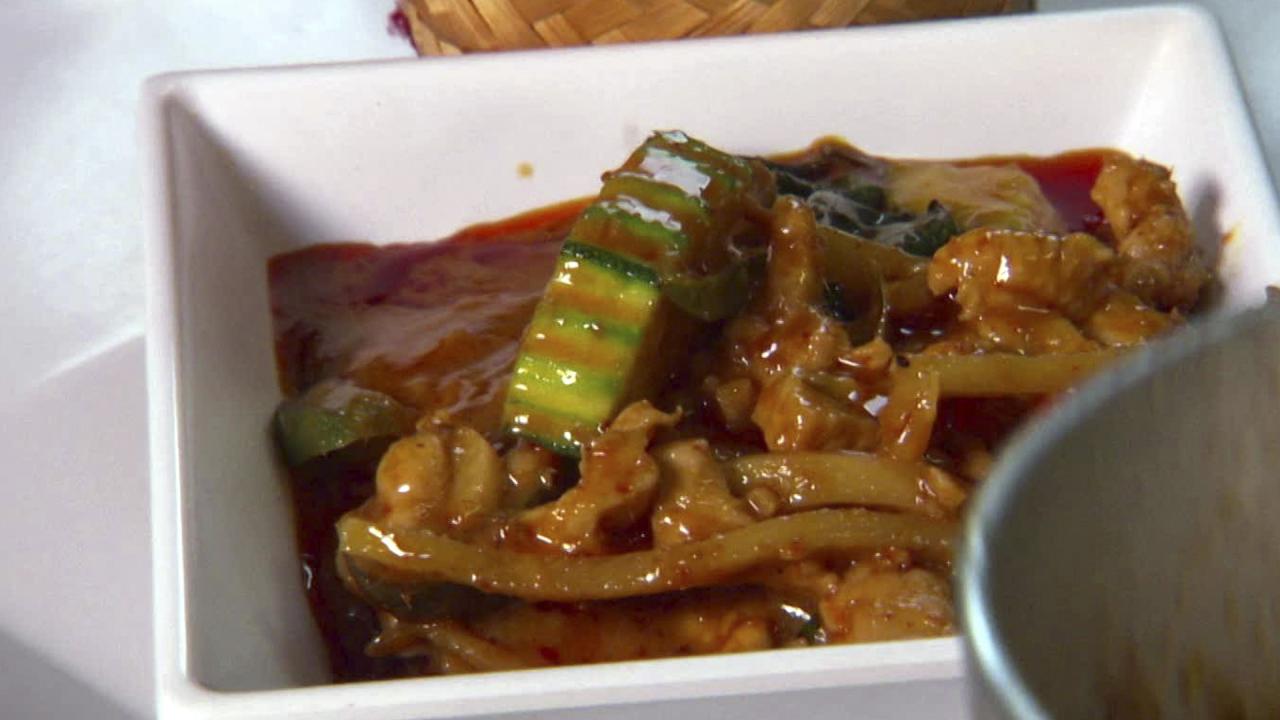 Guy Tries Pad Thai