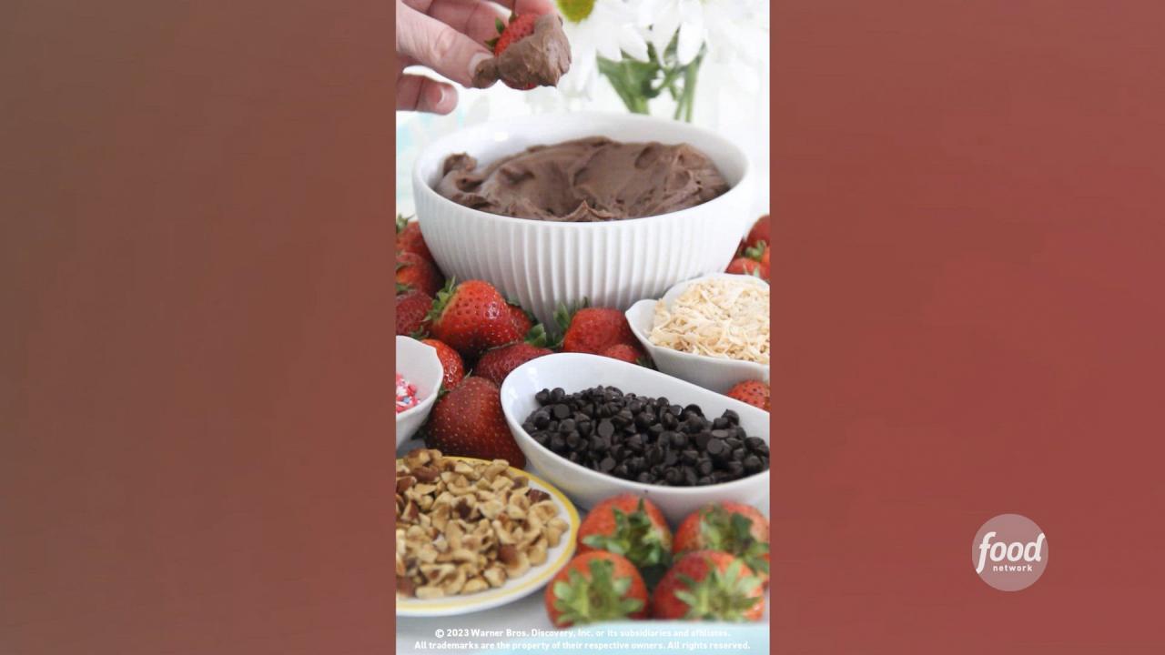 Chocolate-Dipped Strawberries Bar