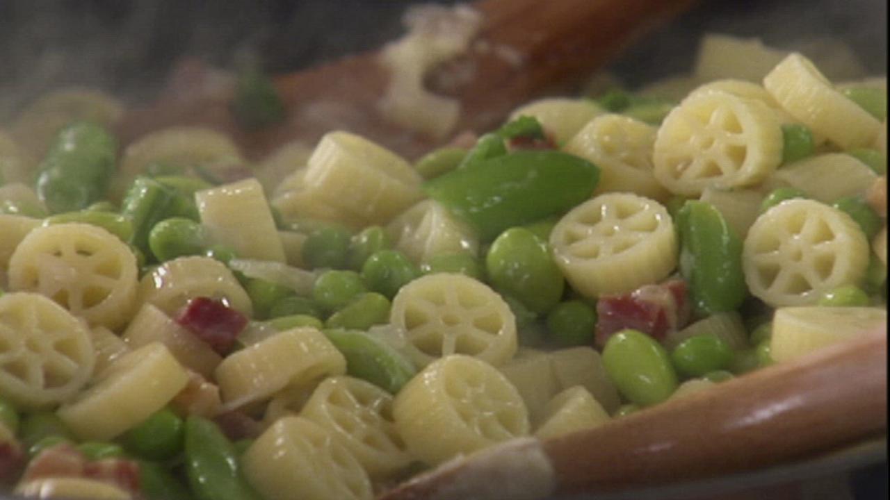 Wagon Wheel Pasta With Peas