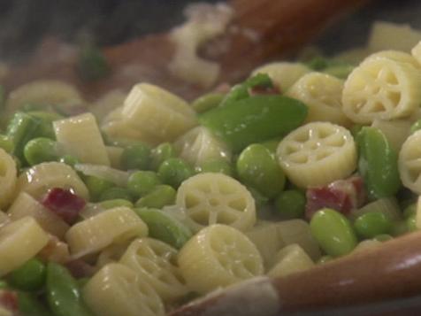 Wagon Wheel Pasta With Peas