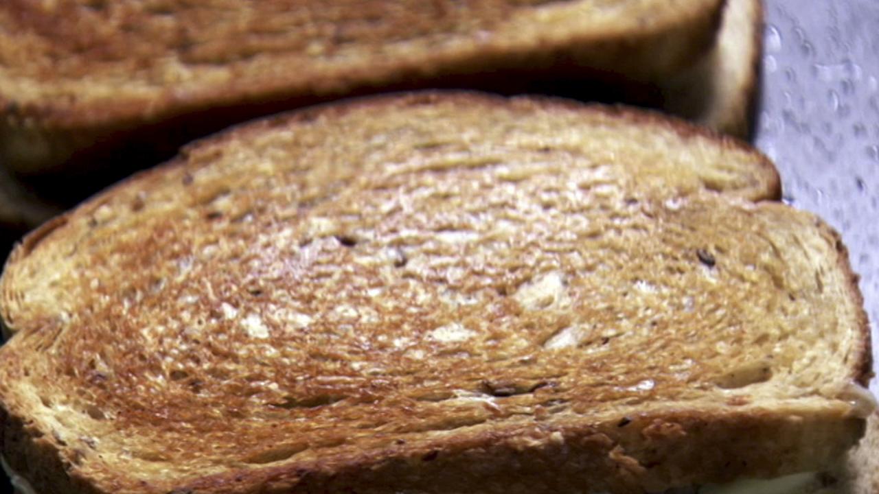 The Pioneer Woman Makes Old-Fashioned Patty Melts