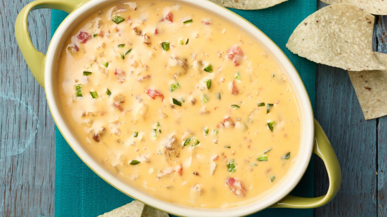 Make the Pioneer Woman 's Chile con Queso