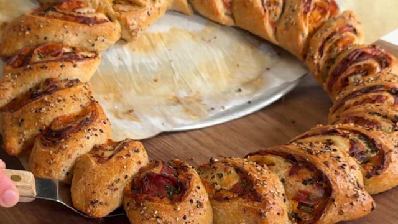 Pull-Apart Cheddar-Chive Holiday Wreath