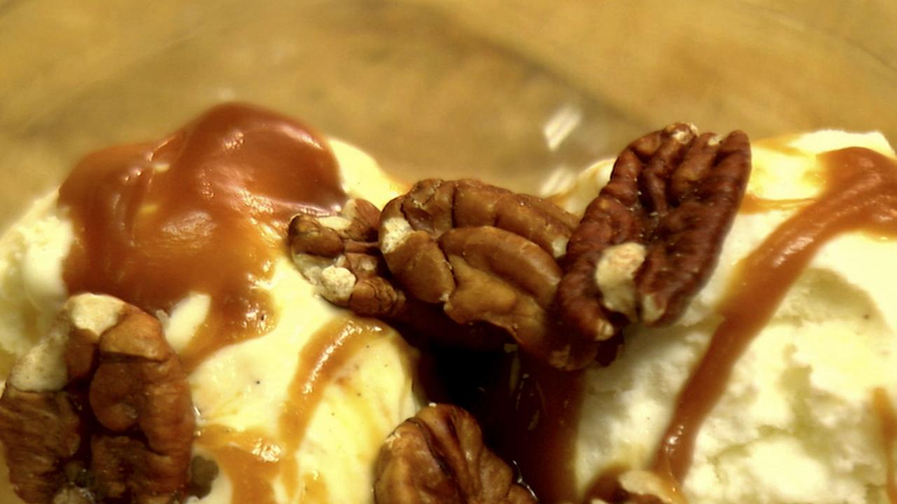 Homemade Caramel Pecan Sundaes