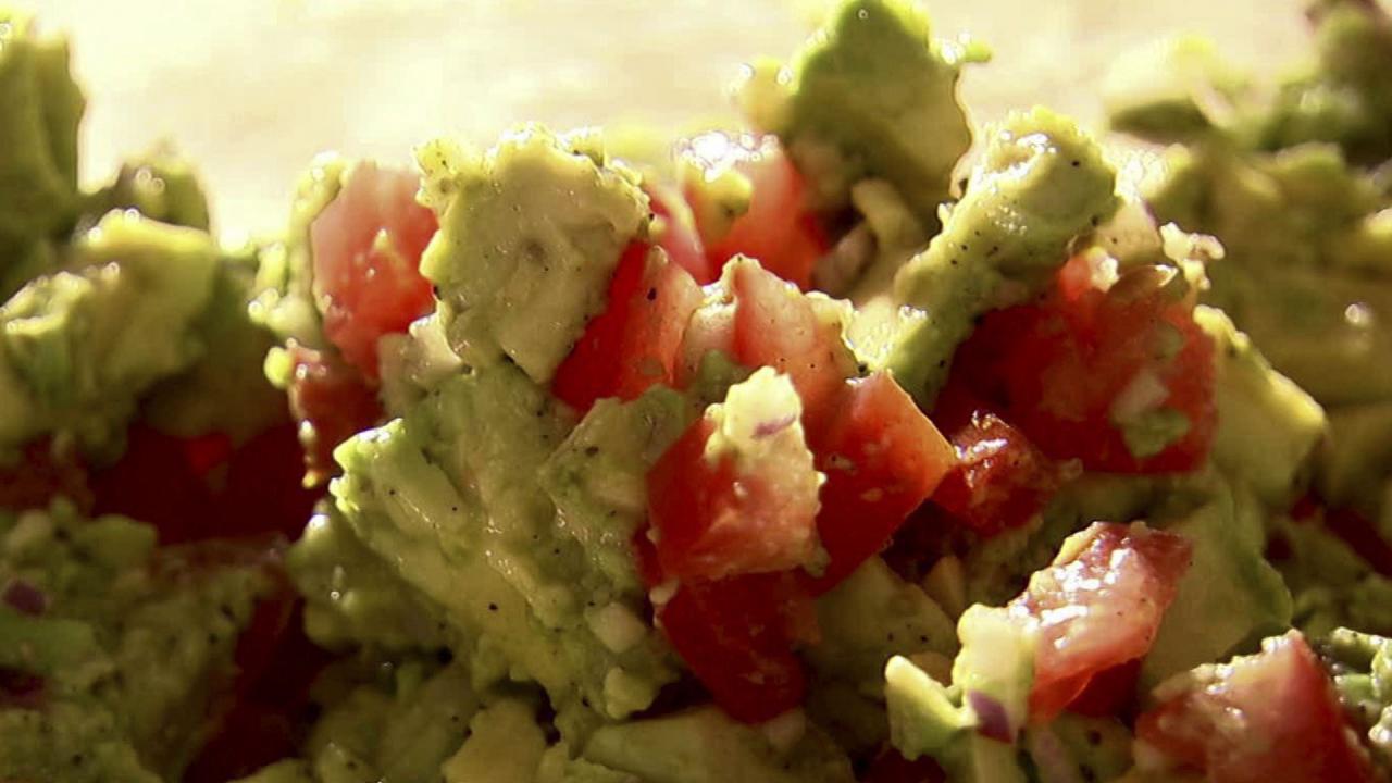 Easy and Fresh Party Guacamole