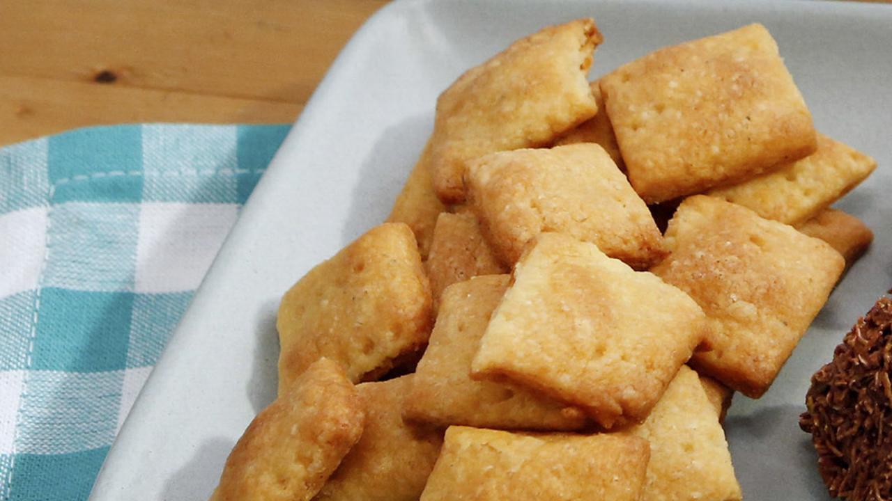 Cheesy Cereal Crackers