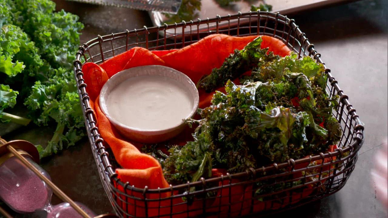 Crispy Lemon Garlic Kale Chips