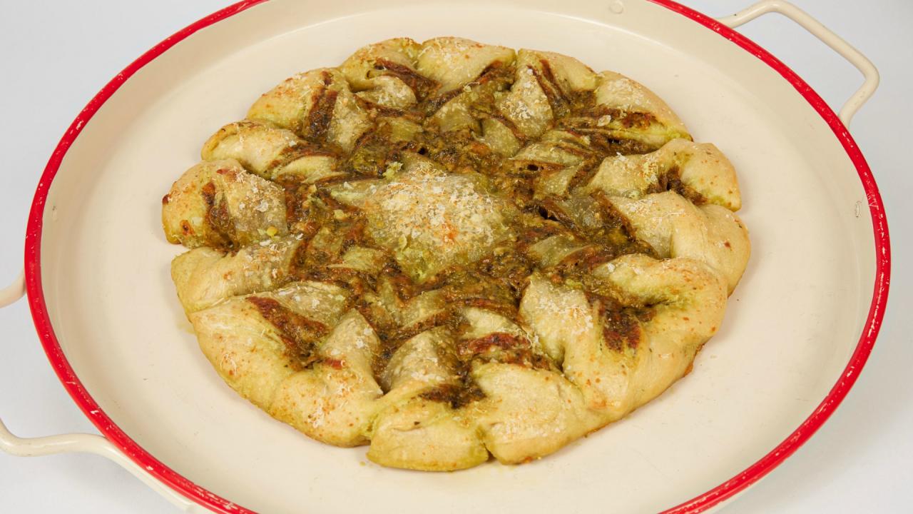Pesto-Cheese Snowflake Bread