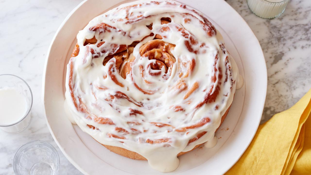 Giant Apple Cinnamon Roll