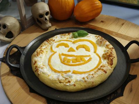 Pumpkin-Crust Halloween Pizza