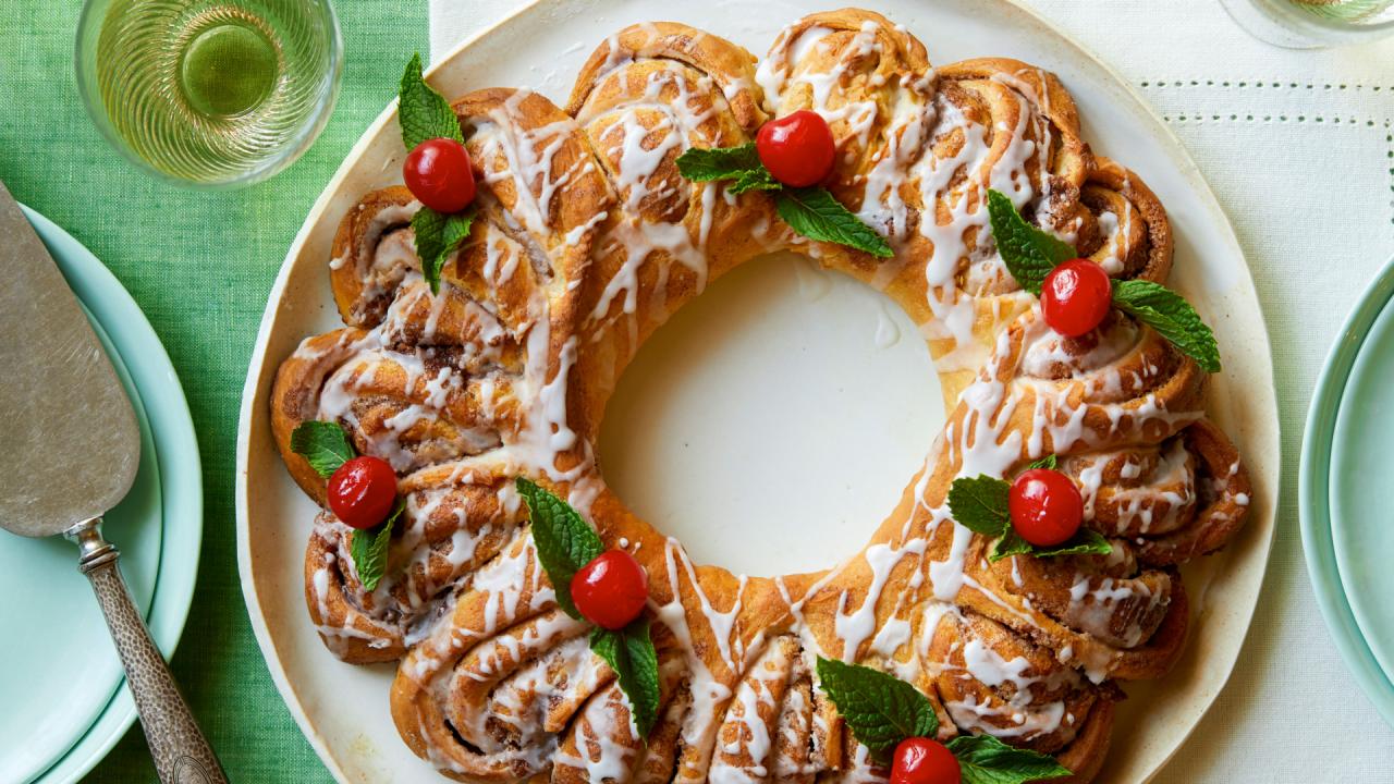Cinnamon Roll Wreath
