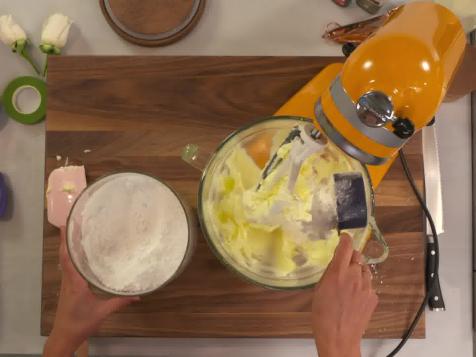 Decorating a Sour Cream Cake