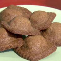 A reindeer ravioli cookie is made with graham crackers, chocolate, and cream cheese in the filling that tastes like smores.