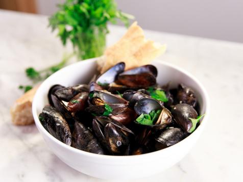 Bobby Flay's Steamed Mussels