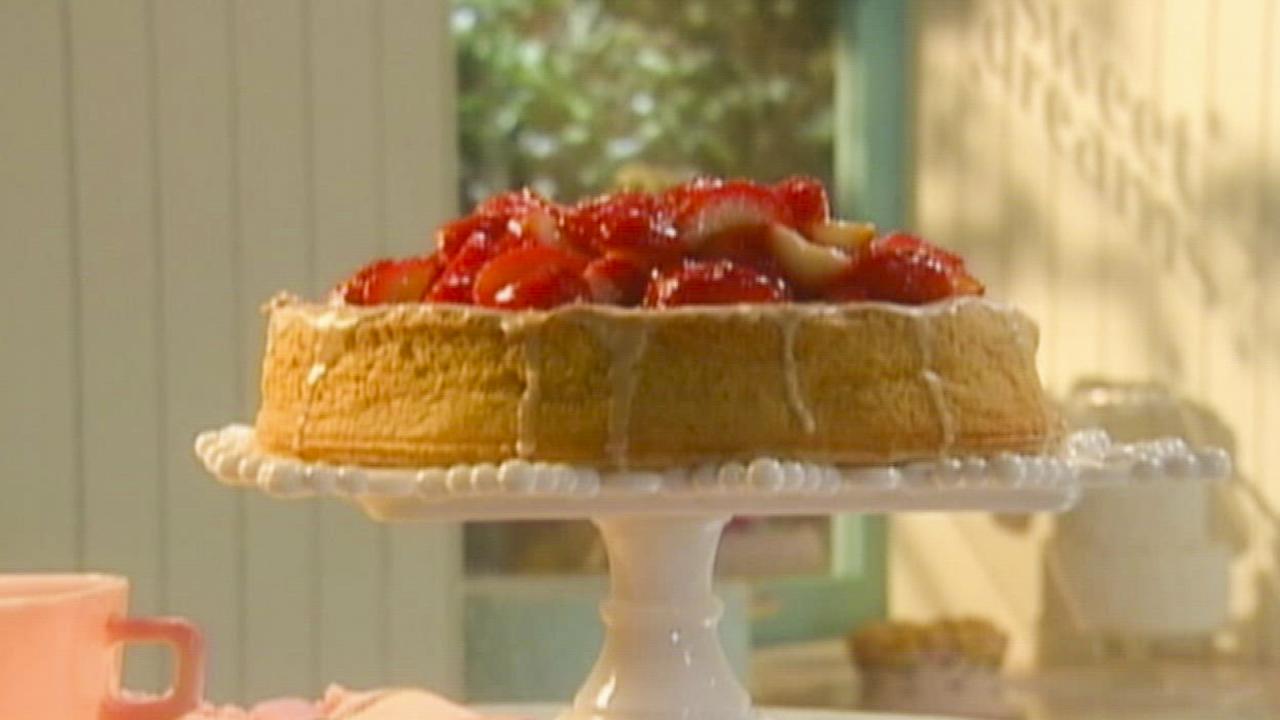 Lemon Cake With Strawberries